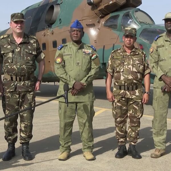 La ofensiva diplomática de Argelia en el Sahel se salda en Níger con una donación de helicópteros
