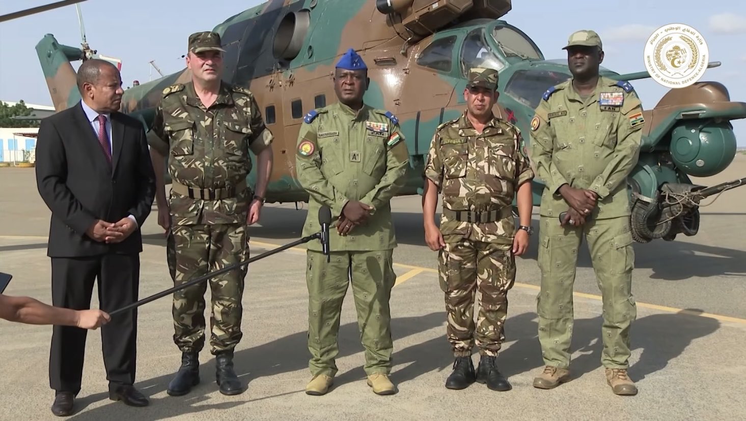 La ofensiva diplomática de Argelia en el Sahel se salda en Níger con una donación de helicópteros